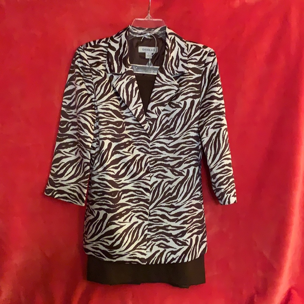 Two piece Danillo suit, sz 6, Brown and white. - Picture 3 of 5